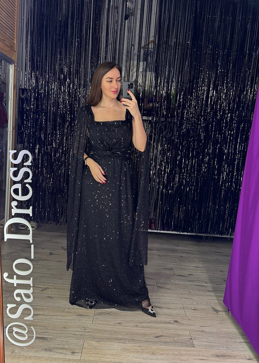 Чорна сукня великого розміру на корпоратив