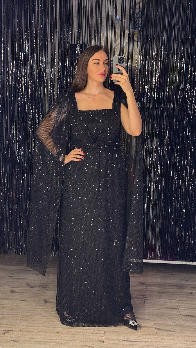 Чорна сукня великого розміру на корпоратив