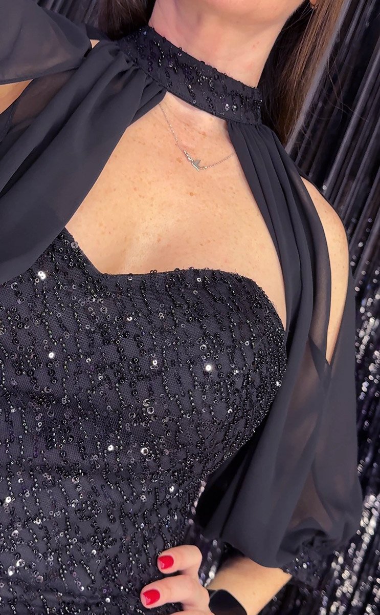 чорна вечірня сукня з кейп накидкою