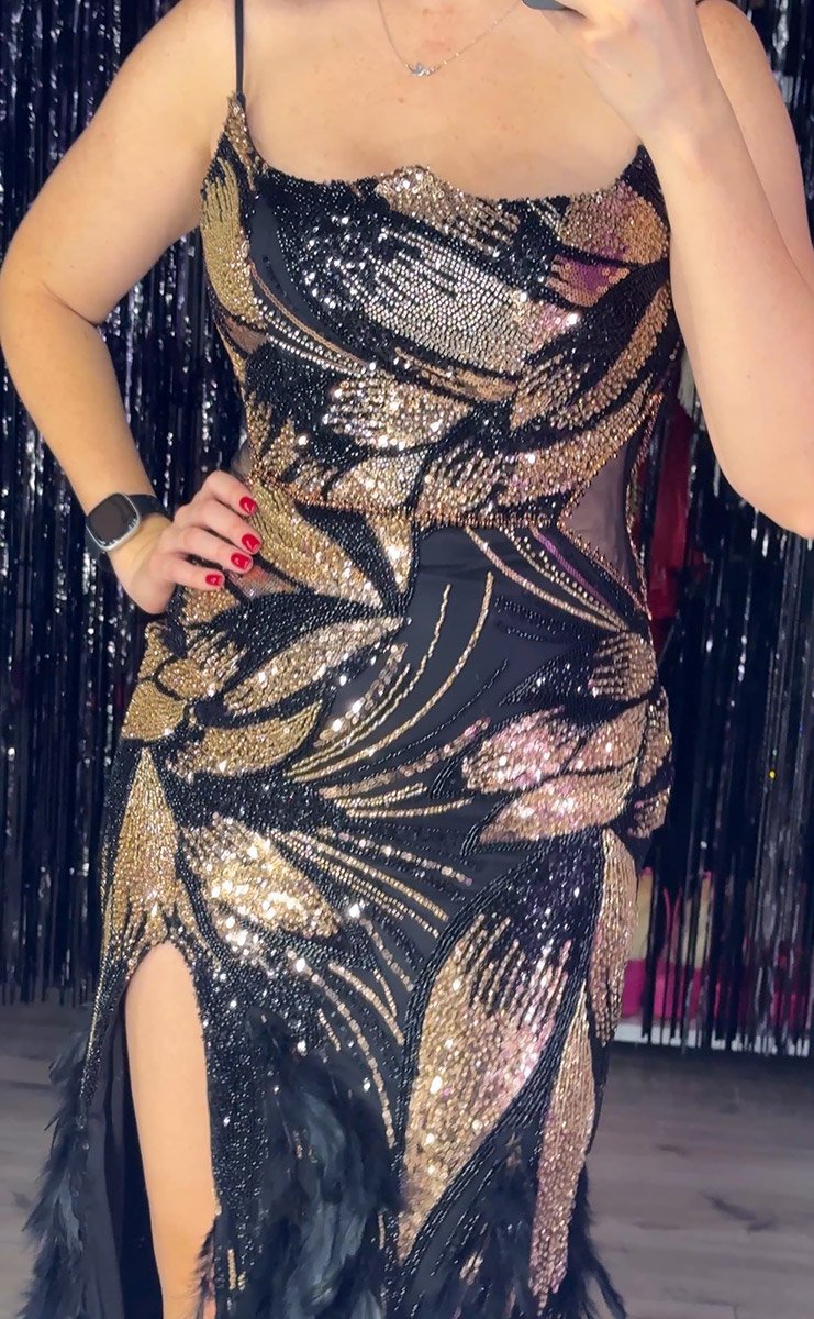 Чорна сукня з пірʼям