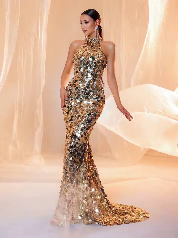 Золота сукня зі шлейфом