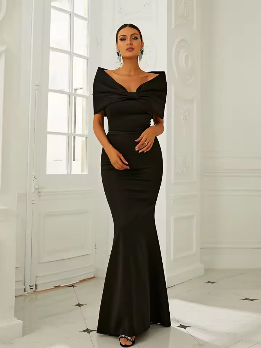 чорна сукня рибка з відкритими плечима