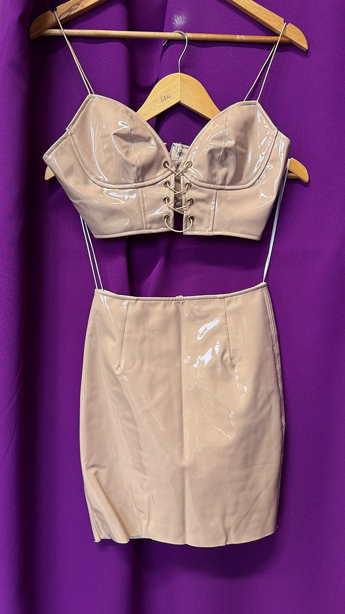 бежева латексна сукня