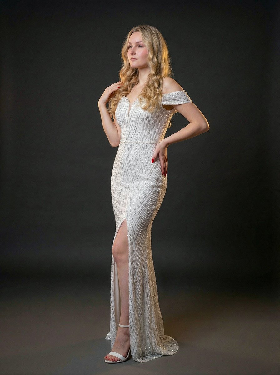 біла сукня з розрізом