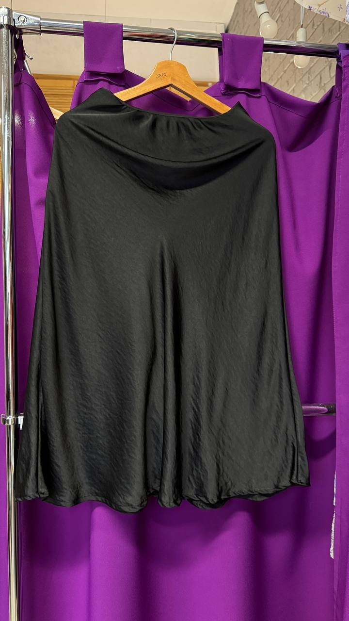 Атласна спідниця міді чорна