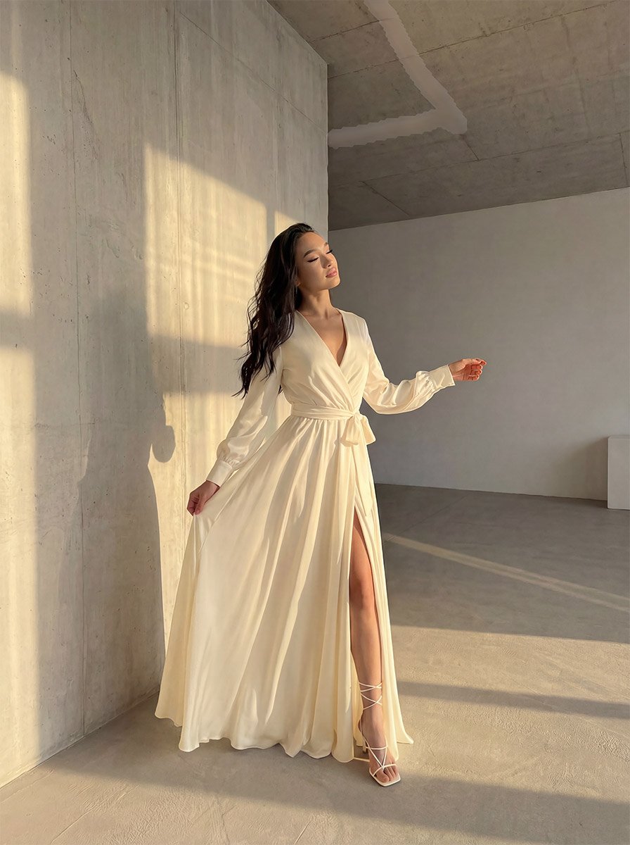 Молочна сукня з рукавами у підлогу