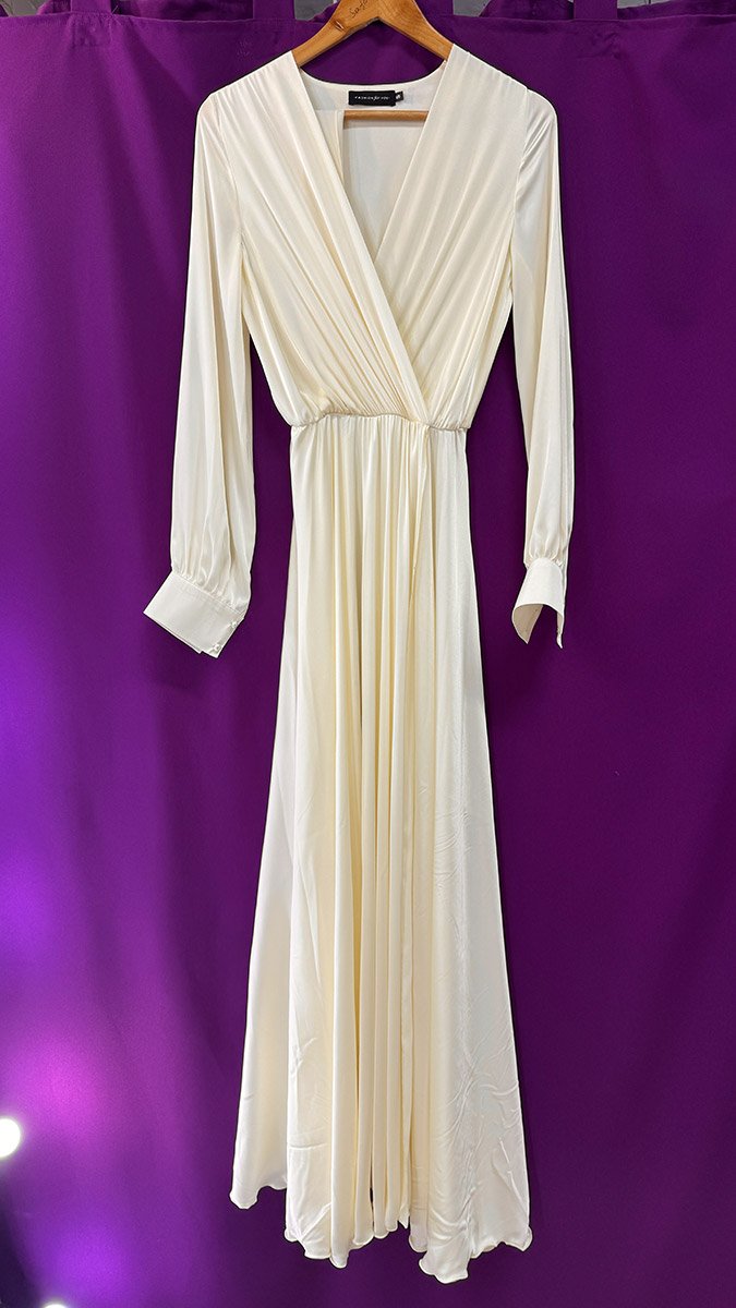 Молочна сукня з рукавами у підлогу