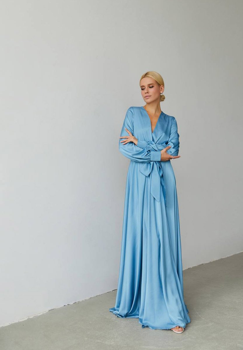 блакитна сукня у підлогу