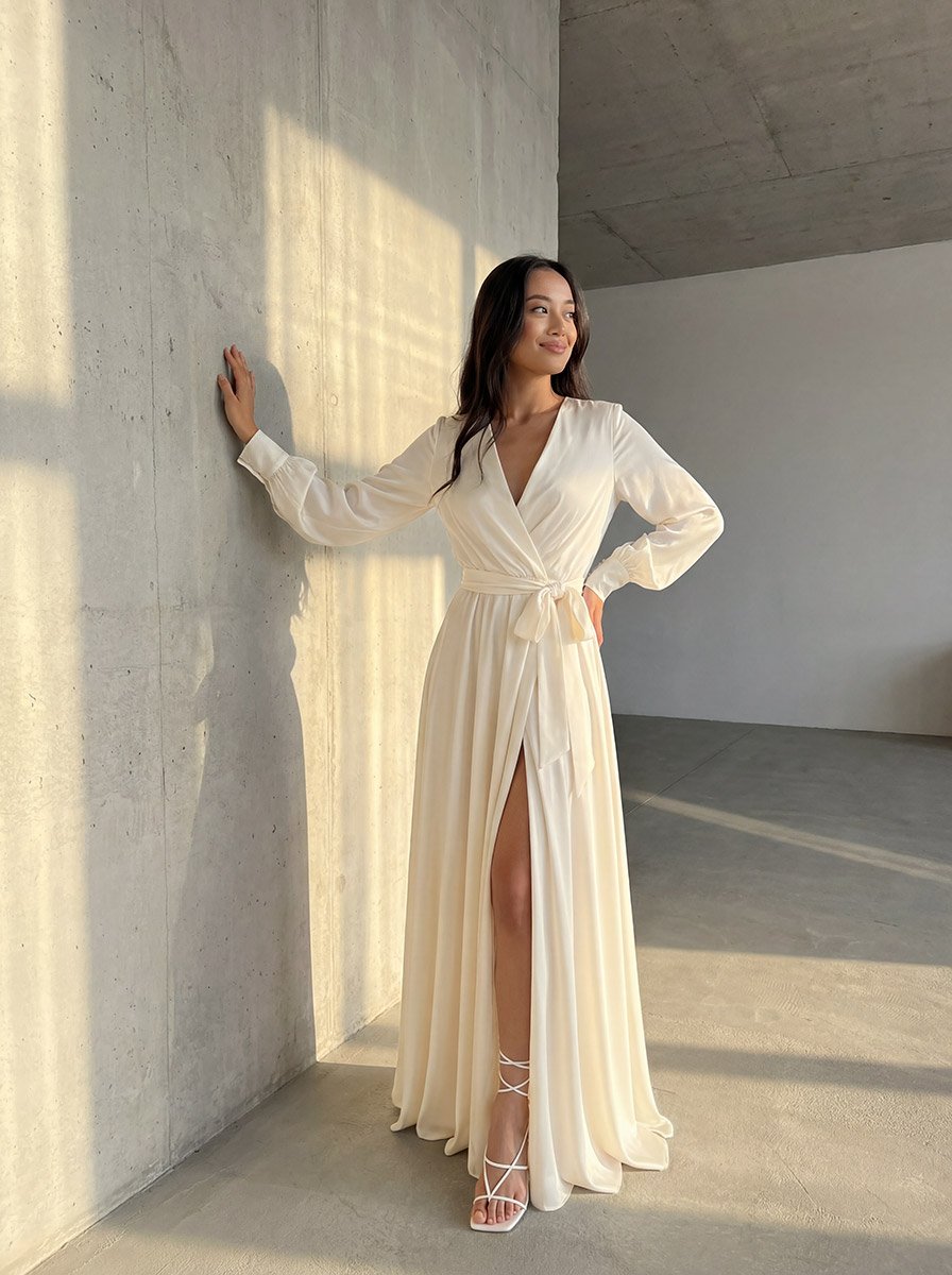 Молочна сукня з рукавами у підлогу