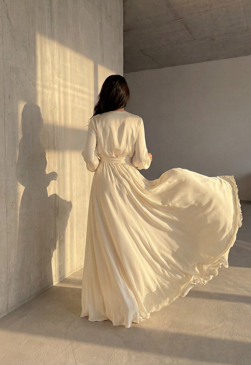 Молочна сукня з рукавами у підлогу