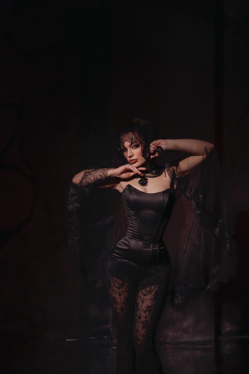 Чорний корсет напрокат