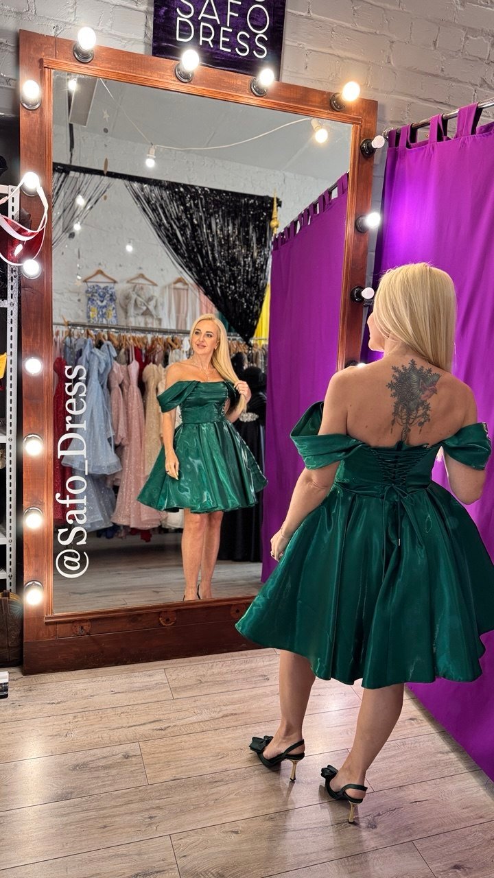 Коротка зелена пишна сукня