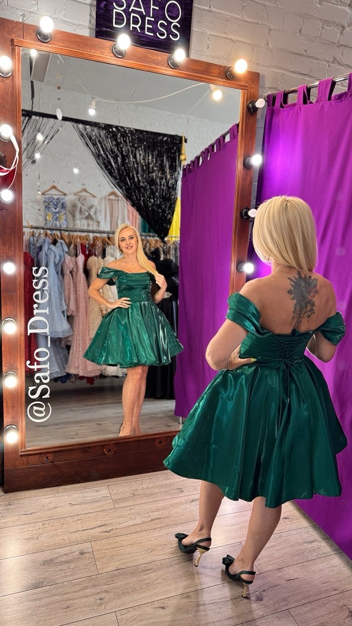 Коротка зелена пишна сукня