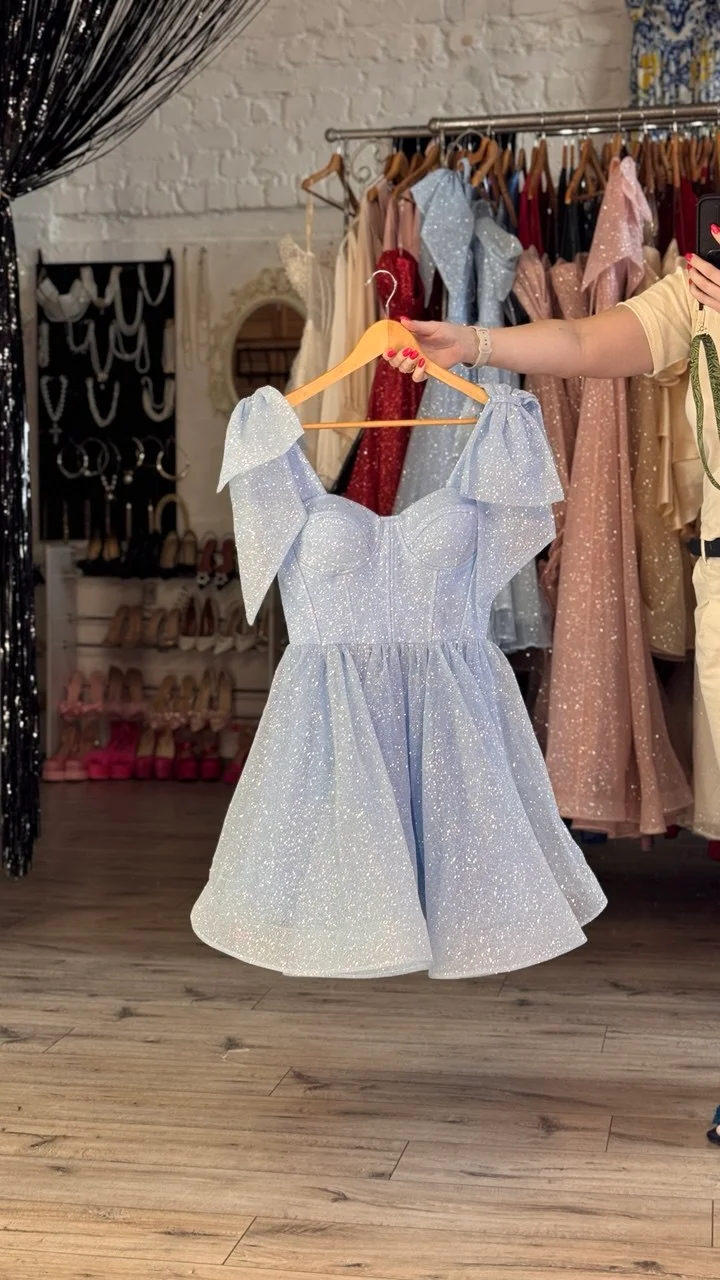 Блакитна блискуча сукня