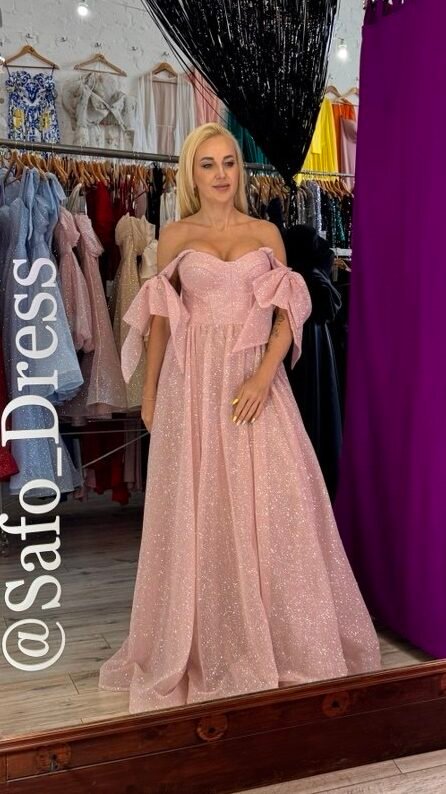 Блискуча рожева сукня в оренду