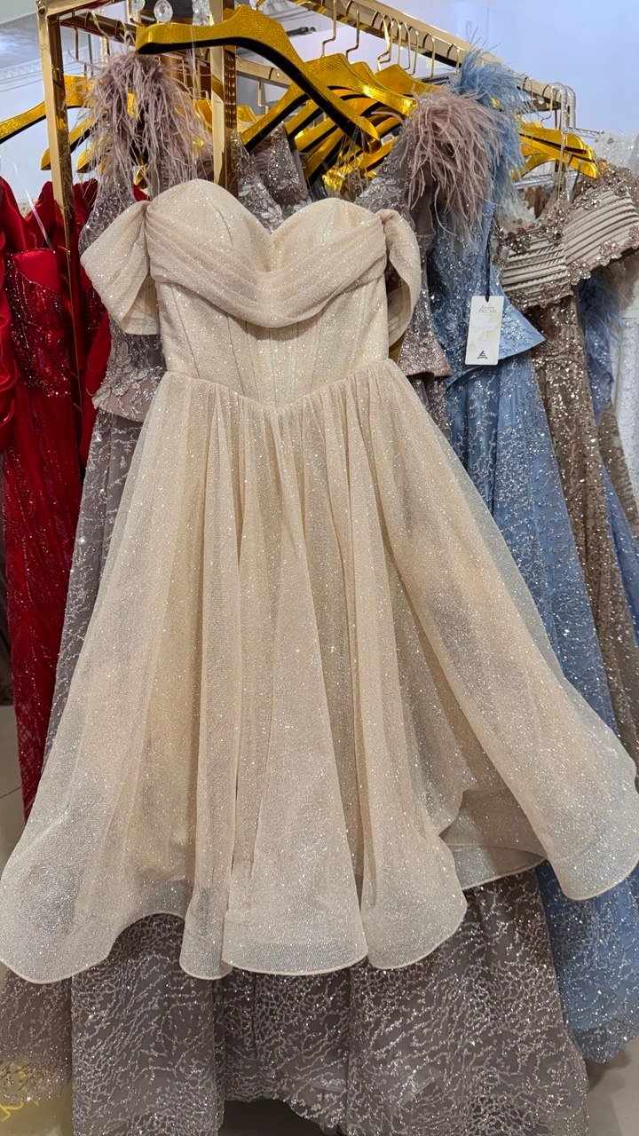 Випускні сукні купити