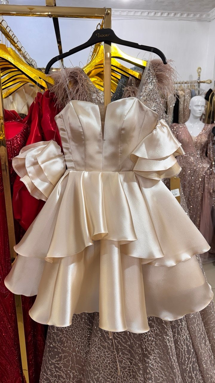 бежева коротка пишна скукня