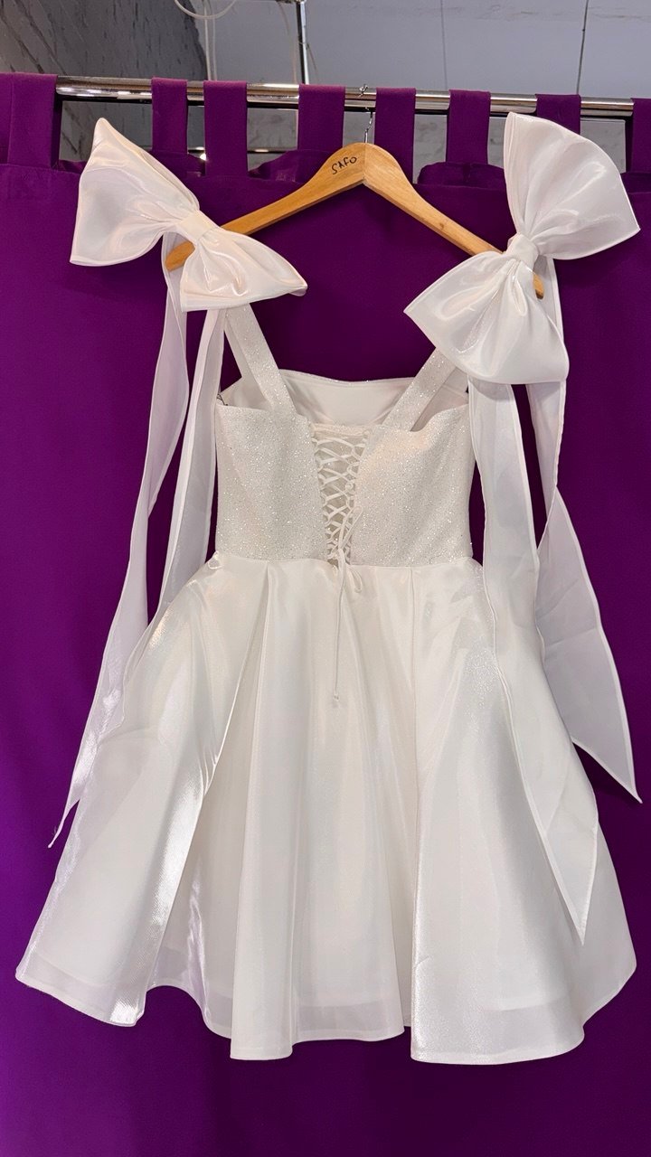 Коротка блискуча біла сукня