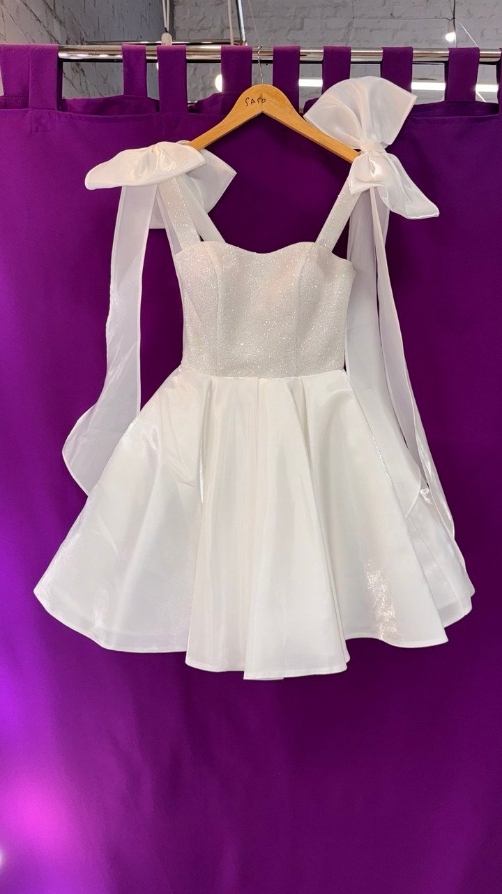 Коротка блискуча біла сукня