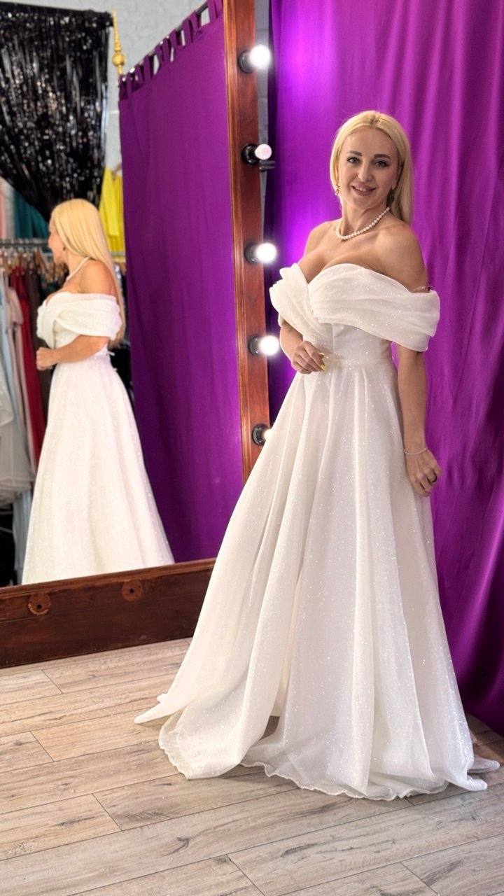 Блискуча весільна сукня в оренду