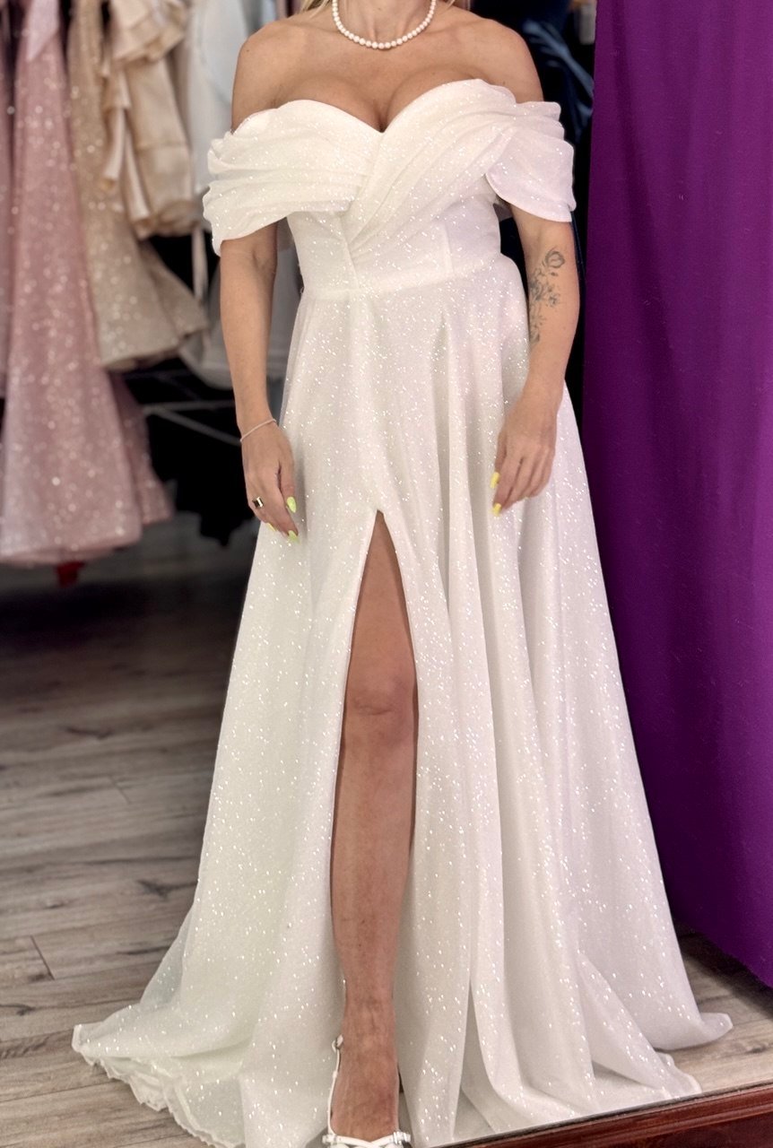 біла сукня з блискітками