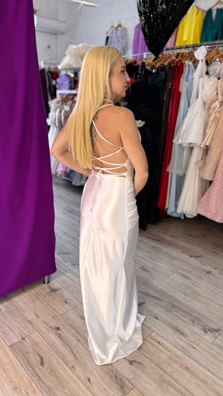 Біла силуетна сукня з відкритою спиною