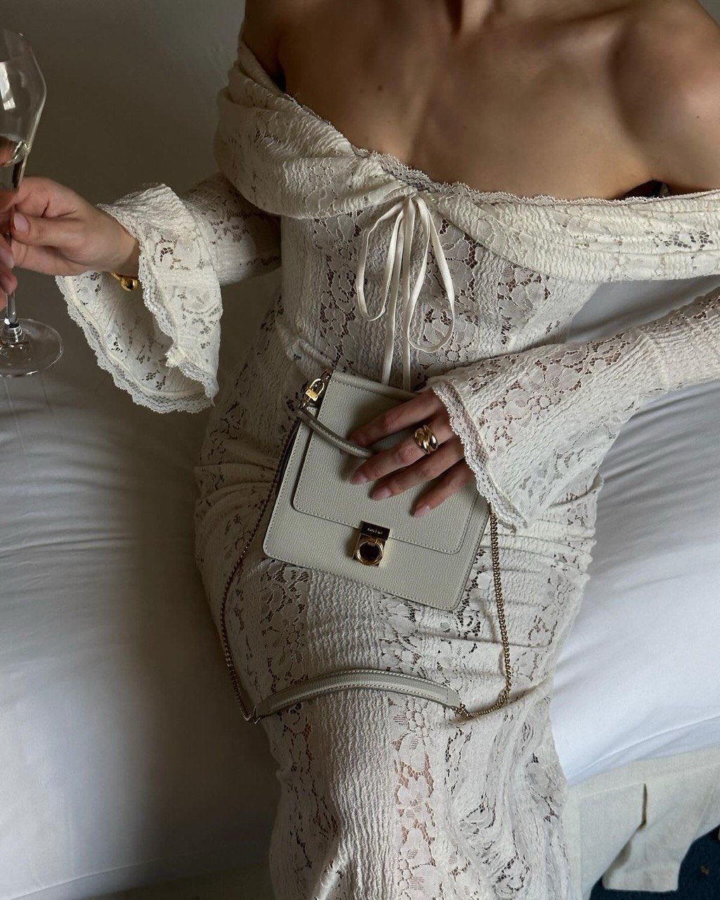 Біла мереживна сукня з відкритими плечима