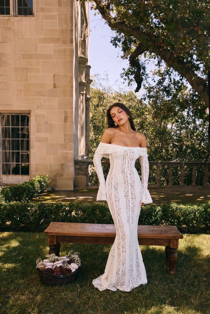 біла сукня в стилі бохо