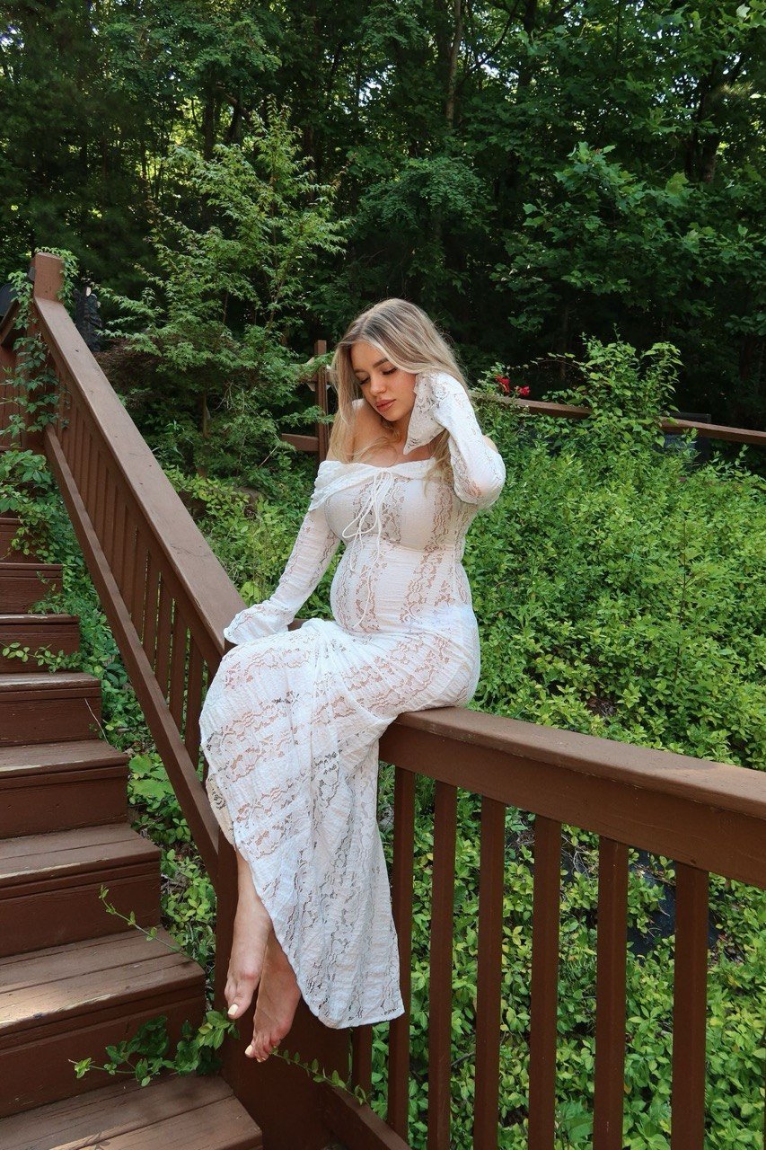 біла мереживна сукня для фотосесії вагітності