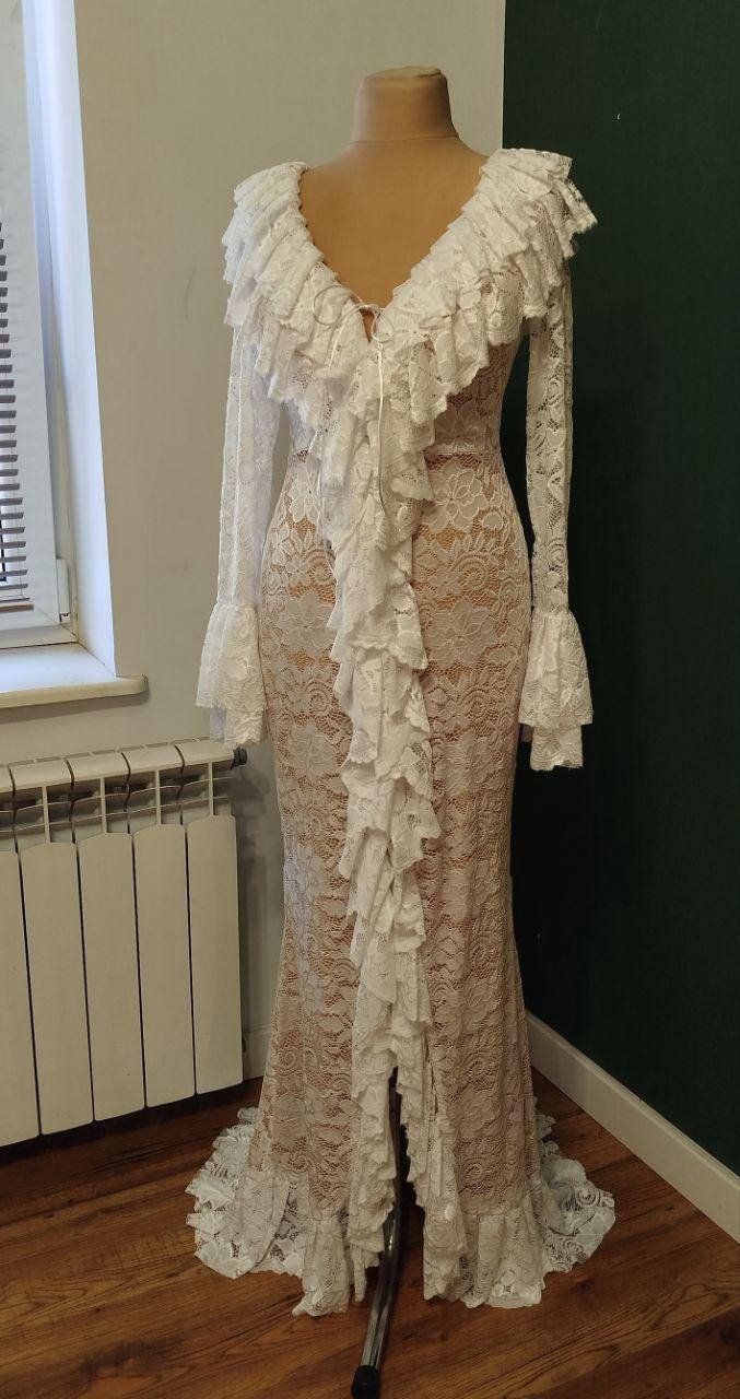 Мереживна сукня зі шлейфом