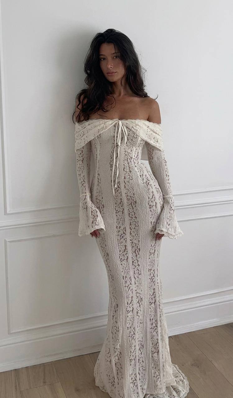 біла сукня у підлогу з мереживом