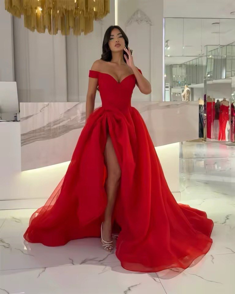 Пишна червона сукня