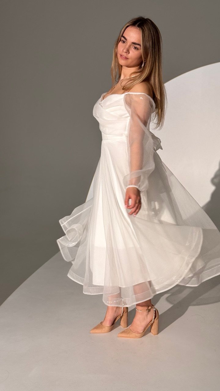 біла сукня з рукавами міді