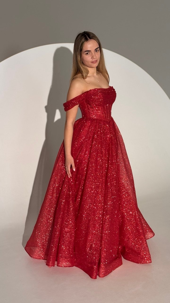 червона сукня з блискітками