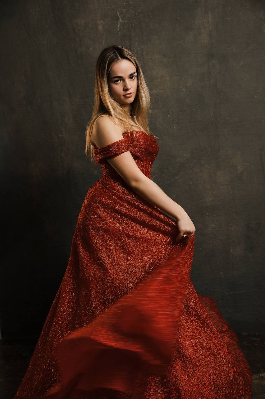 сяюча червона сукня