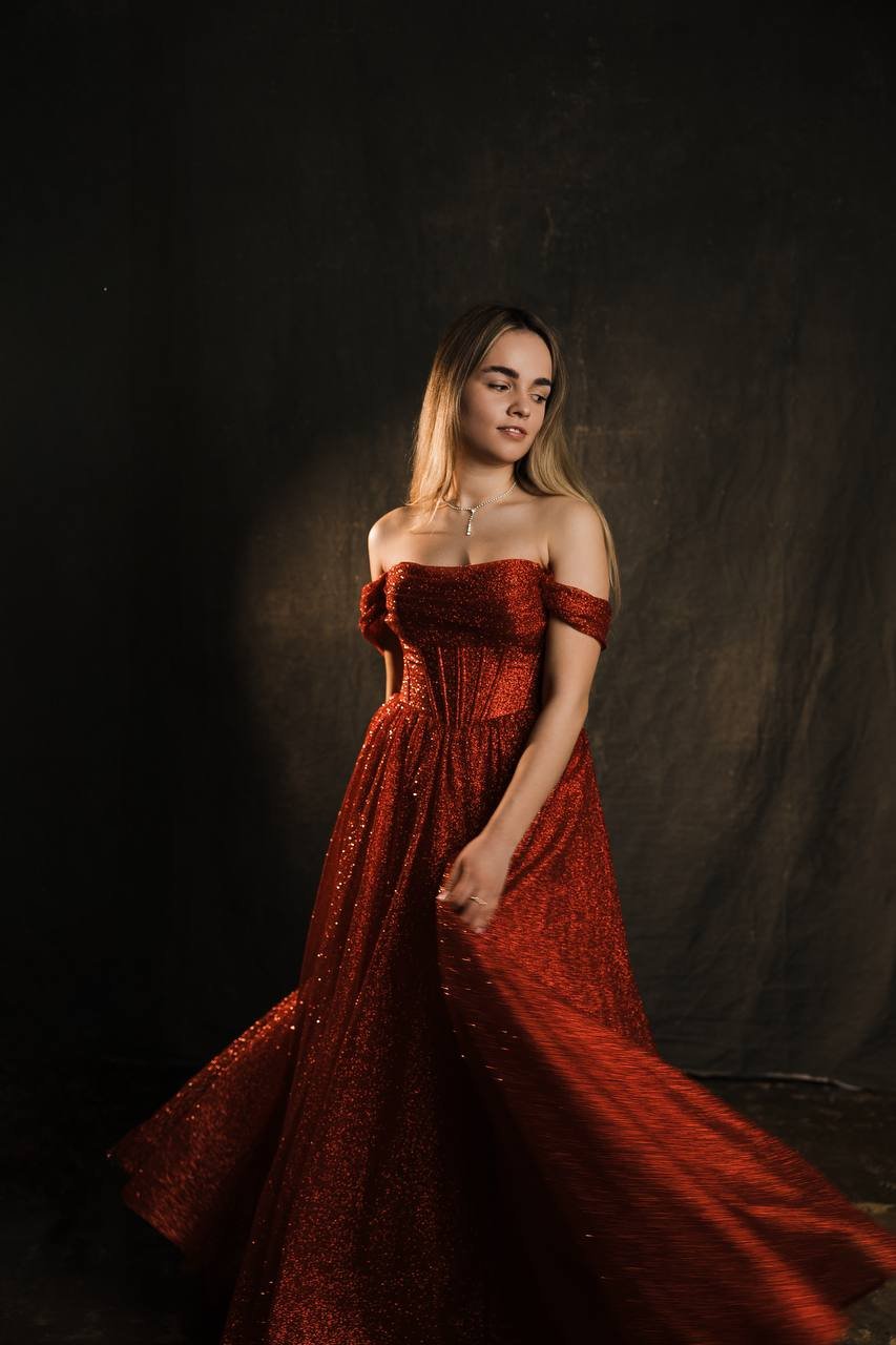 блискуча червона сукня