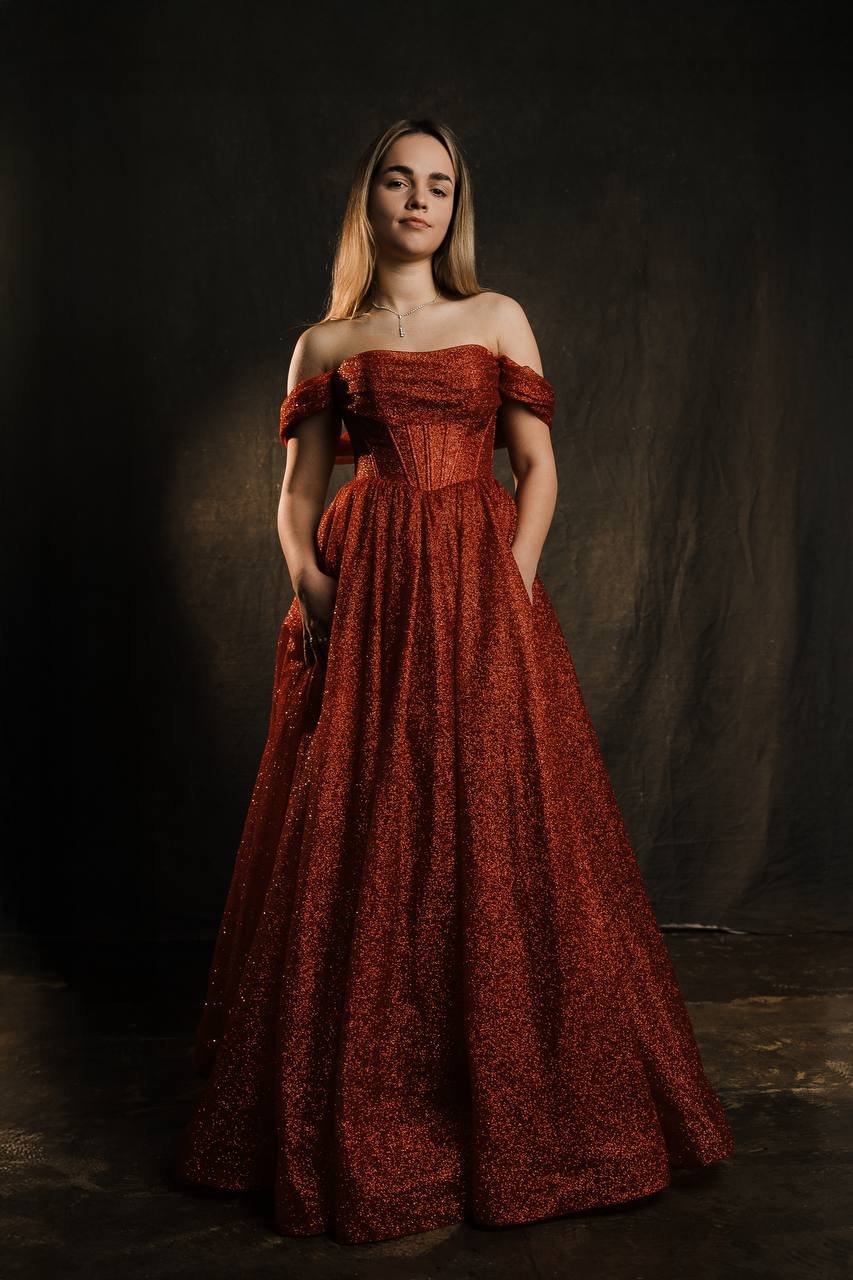 червона сукня з блискітками
