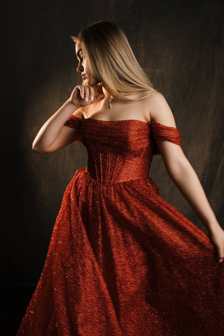 блискуча червона сукня