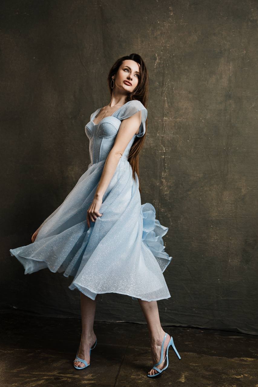 блакитна сукня з блискітками