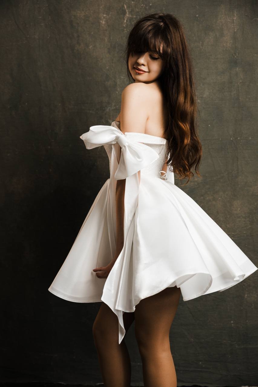 коротка біла пишна сукня