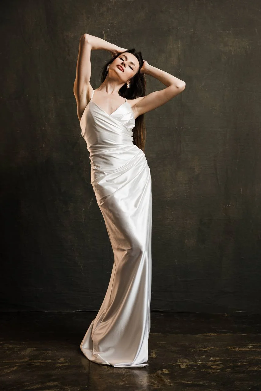 силуетна біла сукня