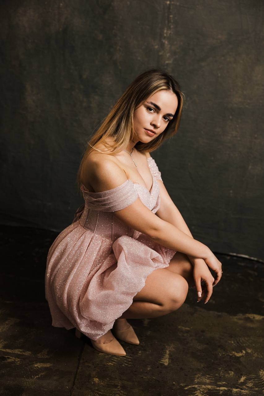 корсетна рожева сукня