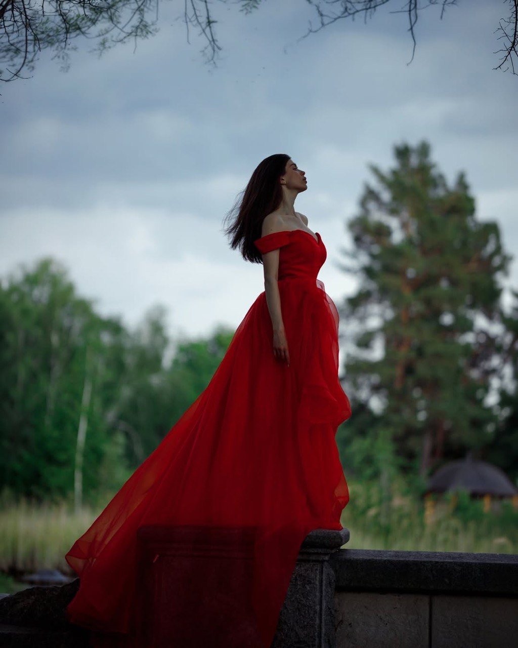 Пишна червона сукня